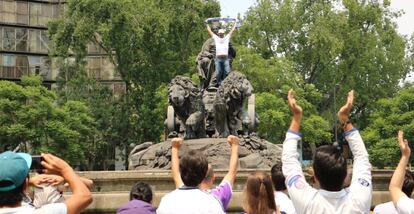 Aficionados del Real Madrid celebran la Liga del equipo en 2017 en la fuente de Cibeles en Ciudad de México.