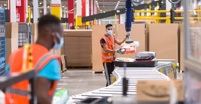 Dos empleados de Amazon en un centro logístico de la compañía.