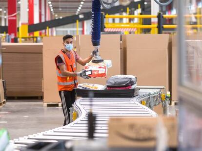 Dos empleados de Amazon en un centro logístico de la compañía.