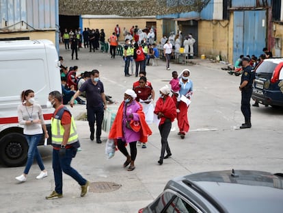 Profesionales sanitarios realizan pruebas PCR y atienden a varios jóvenes en la nave de primera acogida del polígono del Tarajal el 19 de mayo.