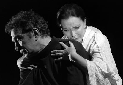 Nuria Espert y Alfredo Alcón en 'Haciendo Lorca', con textos de Federico García Lorca y dirección de Lluís Pasqual. Eduardo Haro Tecglen decía sobre el espectáculo en abril de 1996, poco después de su estreno: "Los dos, sus rostros y sus cuerpos flotando por el escenario, mantienen durante la hora breve del espectáculo la emoción profunda y el amor eterno a Lorca. Y al teatro. Se puede dar las gracias a los intérpretes y al inventor del espectáculo por lo que consiguen transmitir: la emoción del teatro".