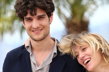 La pareja Lois Garrel y Valeria Bruni, todo ternura durante el posado matutino de Un Chateau En Italie.