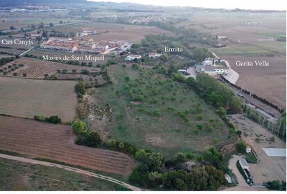 Vista aérea del yacimiento de Banyeres del Penedès con las construcciones que lo rodean.