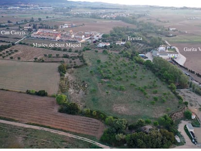 Vista aérea del yacimiento de Banyeres del Penedès con las construcciones que lo rodean.