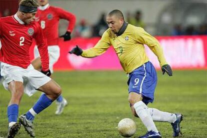 Ronaldo encara al ruso Vasili Berezutski, en una jugada del partido amistoso Rusia-Brasil preparatorio para el Mundial de Alemania.