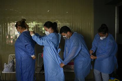 Varios sanitarios se preparan para hacer las pruebas PCR a los residentes del barrio de El Paraíso, en Caracas (Venezuela). El país contabilizó el jueves 604 nuevos casos de coronavirus, con lo que la cifra total de contagiados por esta enfermedad se elevó a 118.415, mientras la cantidad de fallecidos llegó a 1.090 tras seis nuevos decesos en las últimas 24 horas.