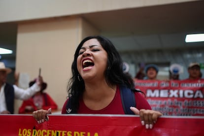 La protesta ha exigido eliminar descuentos salariales a miles de docentes.