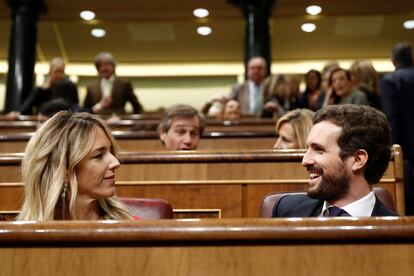 El líder del PP, Pablo Casado, y la portavoz parlamentaria del partido, Cayetana Álvarez de Toledo, en el Congreso el pasado 26 de febrero.
