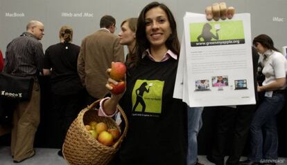 Una activista de Greenpeace en una tienda de Apple.