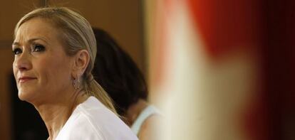 La presidenta de la Comunidad Cristina Cifuentes, durante una reunión.