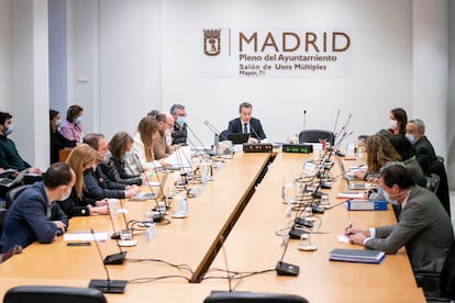 El concejal de Cs, Santiago Saura, preside la segunda sesión de la Comisión de Investigación por el presunto espionaje a la presidenta de la Comunidad de Madrid, Isabel Díaz Ayuso, en el Salón de Usos Múltiples del Edificio de Grupos Municipales.