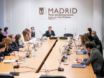 El concejal de Cs, Santiago Saura, preside la segunda sesión de la Comisión de Investigación por el presunto espionaje a la presidenta de la Comunidad de Madrid, Isabel Díaz Ayuso, en el Salón de Usos Múltiples del Edificio de Grupos Municipales.