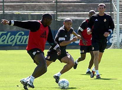 Geremi y Roberto Carlos luchan por el balón ante Zidane en el entrenamiento de ayer.