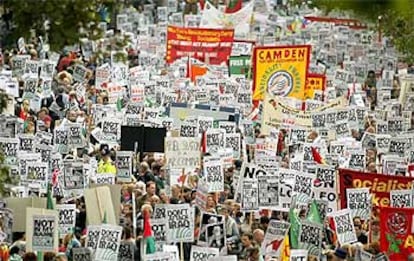 Un mar de pancartas jalona una manifestación en Londres, el pasado mes de septiembre, para condenar cualquier ataque militar a Irak.