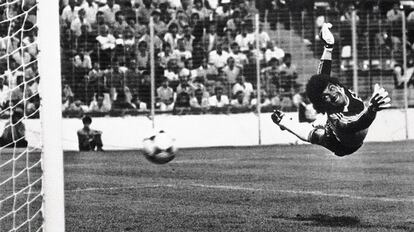 Luis Ricardo Guevara Mora leva um gol durante um dos jogos na Copa da Espanha de 1982.