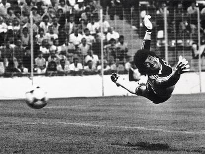 Luis Ricardo Guevara Mora leva um gol durante um dos jogos na Copa da Espanha de 1982.