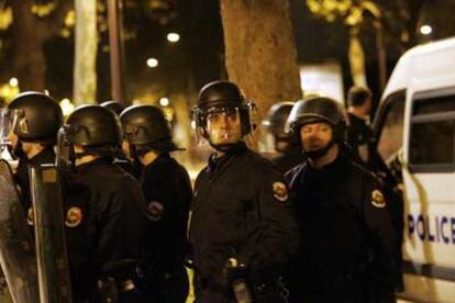Policías antidisturbios patrullan en la periferia de París en la noche del martes al miércoles.