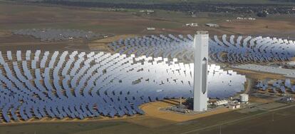 Vista de la planta de energía termosolar de Solucar en Sanlucar.