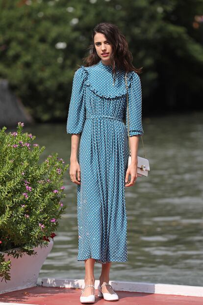 La actriz Margaret Qualley, asidua esta edición del festival veneciano, ha elegido un vestido largo de manga tres cuartos azul con lunares.