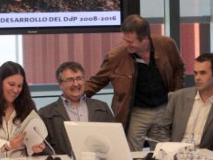 El diputado Juan Carlos Alduntzin, ayer flanqueado por Lohitzune Txarola y el ambientalista Frederic Puig. De pie, Iñaki Azkarate, de Bildu.