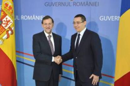 Fotografía facilitada por Presidencia del Gobierno español, del jefe del Ejecutivo español, Mariano Rajoy (i), y el primer ministro rumano, Víctor Ponta (d), durante el encuentro en Bucarest, dentro de la visita oficial del presidente español a Rumanía. EFE/Archivo