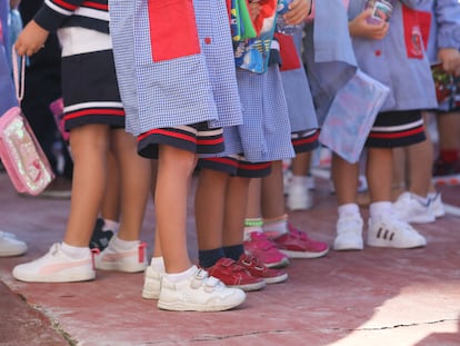 Varios niños en el patio de un colegio privado de Madrid el día de inicio del curso 2022-23.