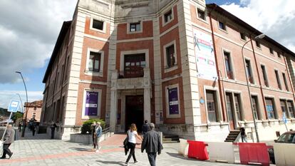 Varias personas frente a la puerta de consultas externas del pabellón Arrupe del Hospital de Basurto, en Bilbao.