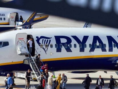 Varios viajeros descienden de un avión de Ryanair.