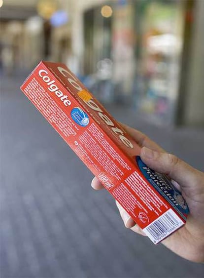 Un tubo de pasta Colgate falso y fabricado en Suráfrica.