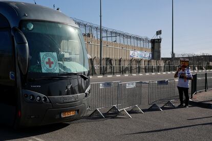 Un conductor de autobús espera este viernes dentro del vehículo en las afueras de una prisión militar israelí en Ofer, cerca de Ramala, en la Cisjordania ocupada.