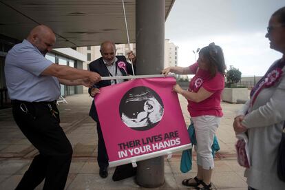 Contrarios a la reforma del aborto en Gibralar, este jueves en unos de los centros de votación. 