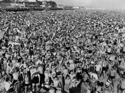 &#039;Gent&iacute;o en la tarde en Coney Island, Brooklyn&#039; (1940), de Weegee.