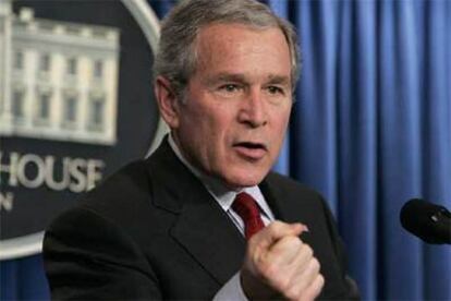 George Bush responde a los periodistas en la rueda de prensa que ha ofrecido en la Casa Blanca, en Washington.