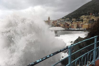 Fuertes olas golpean el barrio de Boccadasse, en Génova, Italia.