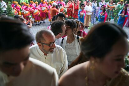 Una pareja se besa durante la celebración del día de San Valentín en el distrito de Laksi en Bangkok (Tailandia), el 14 de febrero de 2018.