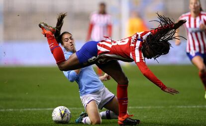 Ludmila Da Silva (d) y Tessa Wullaert, en una acción del partido.