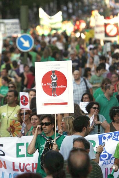 Los manifestantes portaron pancartas alusivas al modelo educativo de Aguirre.