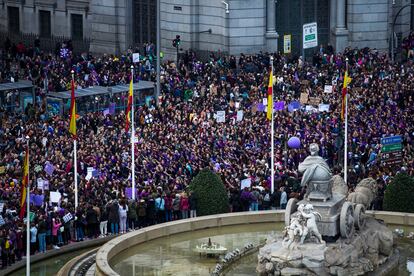 Manifestación del 8-M a su paso por Cibeles, en Madrid.