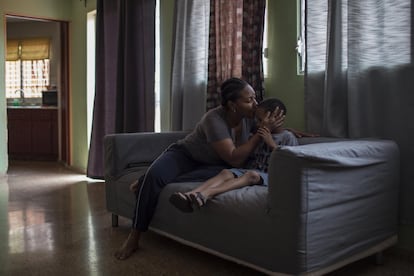 <p>Yinna de la Cruz, de 43 años, y su hijo Ethan, de siete, en el salón de su casa de Santo Domingo. </p>
<p>De la Cruz pasó toda la cuarentena junto a su hijo. Se dedica al sector audiovisual y vivió la angustia de ver cómo sus ingresos se reducían debido a la falta de encargos. Una de las cosas que más le preocupaba era cómo podía afectar a su hijo el distanciamiento social, no poder relacionarse con otros niños y niñas, el cambio total de rutinas y, sobre todo, el miedo al virus. </p>