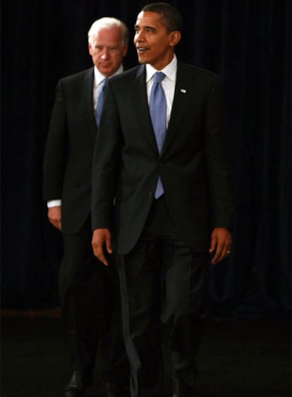 Obama se dirige al estrado seguido de Joe Biden en su primera rueda de prensa, el viernes en Chicago.