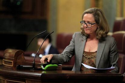 La vicepresidenta tercera y ministra de Economía, Nadia Calviño, durante su intervención, este miércoles, el pleno del Congreso que debate la convalidación de cuatro reales decretos-leyes relativos a la creación del fondo COVID-19 y con medidas para la reactivación económica y del empleo. 