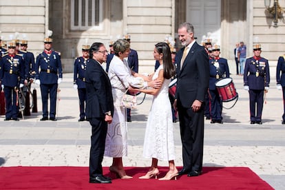 Los Reyes dieron a primera hora de la mañana la bienvenida oficial al presidente de Colombia, Gustavo Petro, en el Palacio Real con motivo de su visita de Estado a España, la primera después de que asumiera el poder el pasado mes de agosto, que tiene como objetivo robustecer las relaciones bilaterales en lo económico y comercial. Posteriormente, Petro pronunció un discurso en el Congreso de los Diputados, antes de reunirse en La Zarzuela con Felipe VI.