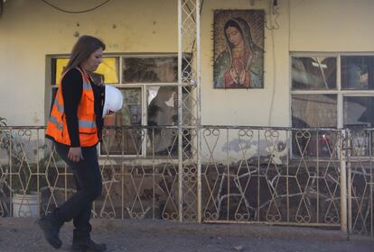 Una mujer minera camina rumbo su turno de trabajo en la mina Buenavista del cobre. 