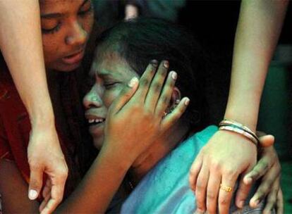 Un familiar llora a una de las personas fallecidas en los ataques terroristas en Bombay.