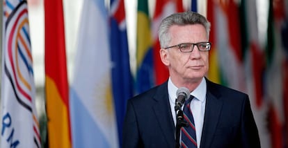 El ministro de Interior alemán Thomas de Mazière, tras su visita a los agentes de operaciones especiales, este martes.