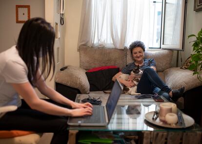 Rocío y Lola conversan en el salón de su apartamento en el centro de Madrid.