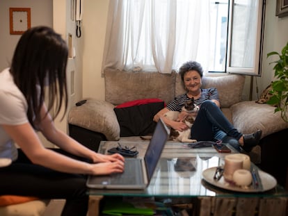 Rocío y Lola conversan en el salón de su apartamento en el centro de Madrid.