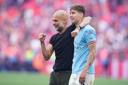 Pep Guardiola abraza a John Stones en Wembley