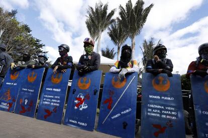 Los escudos azules, jóvenes que se ponen en primera línea de las protestas.