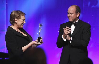 La actriz Julie Andrews recibe el homenaje del príncipe Alberto II de Mónaco en la entrega de los Premios Princesa Gracia.